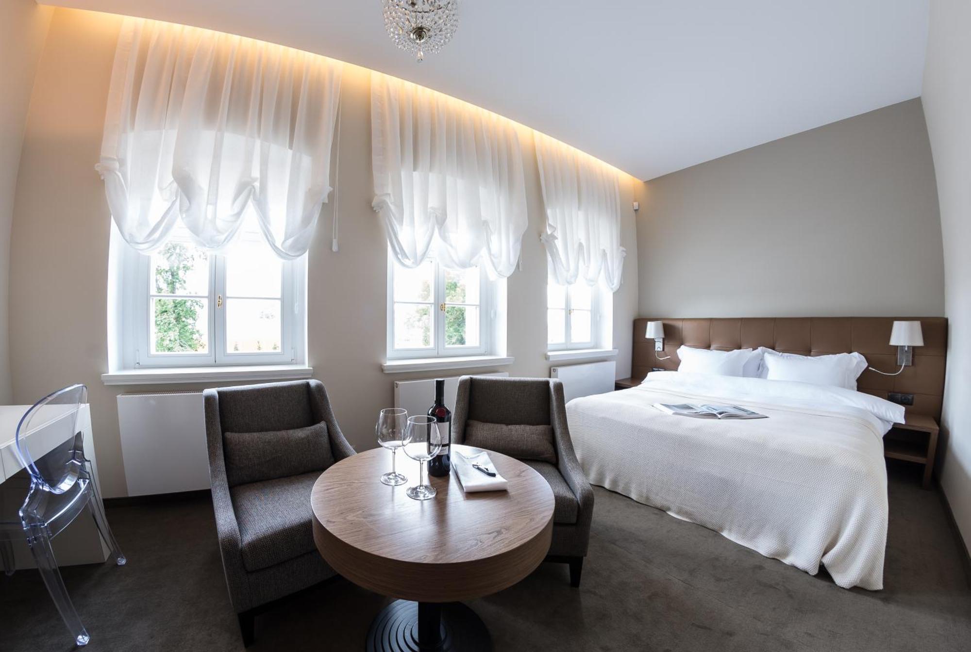Hotel Jakubus Wilkow  Buitenkant foto