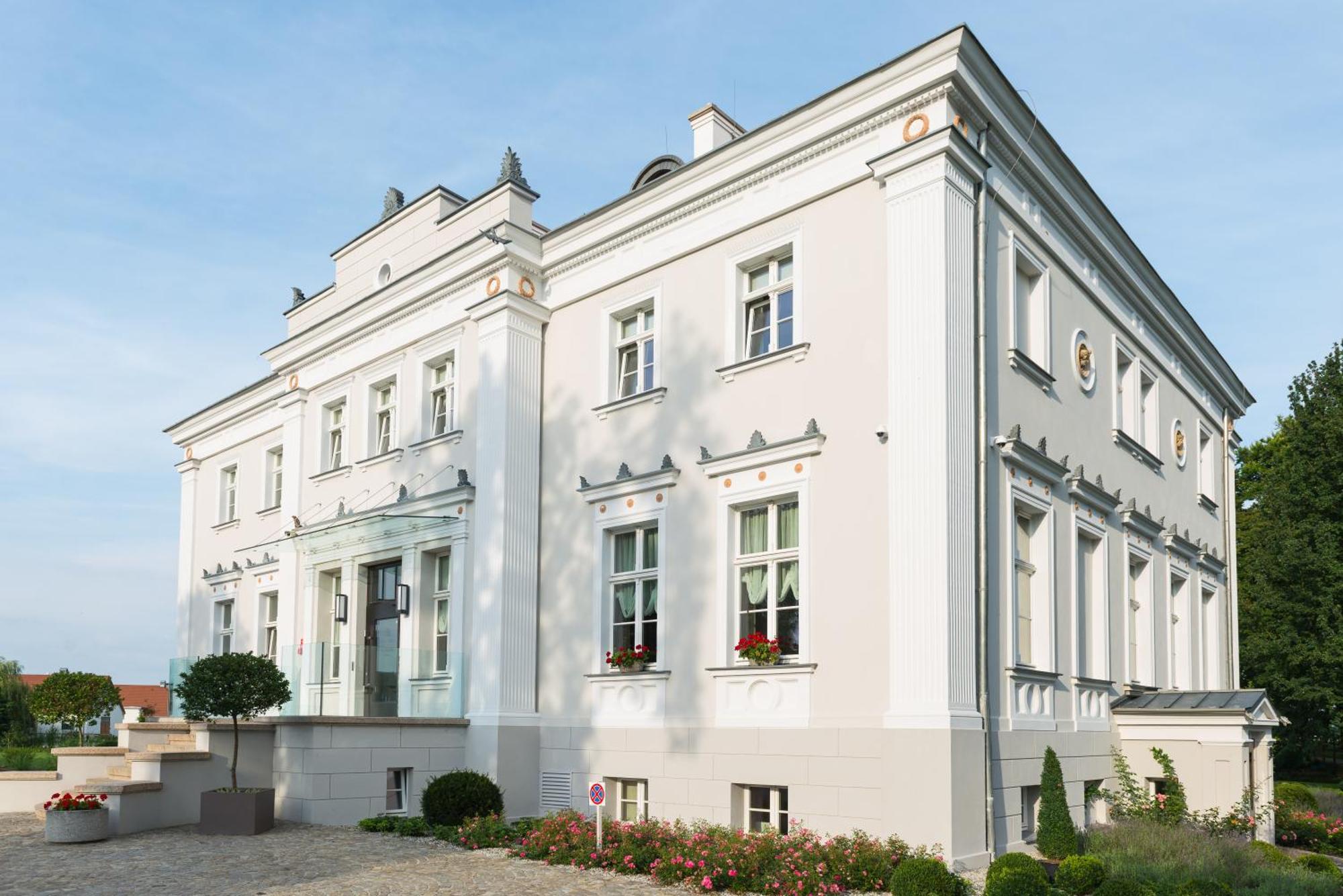 Hotel Jakubus Wilkow  Buitenkant foto