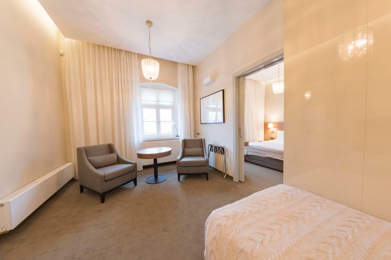 Hotel Jakubus Wilkow  Buitenkant foto