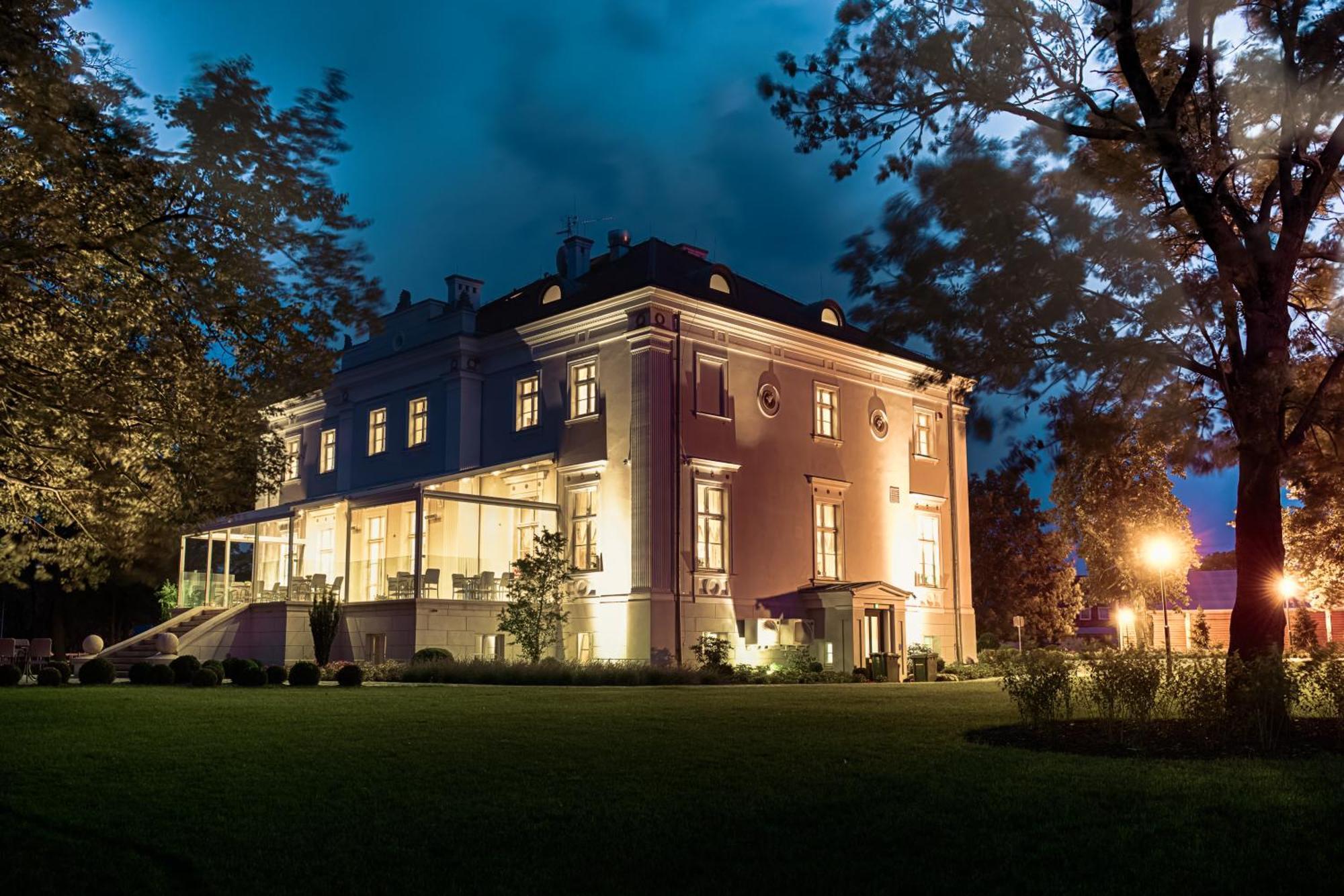 Hotel Jakubus Wilkow  Buitenkant foto